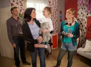 MDR Fernsehen IN ALLER FREUNDSCHAFT - FOLGE 613, "Offene Baustellen". Elena Eichhorn (Cheryl Shepard, 2.v.li.), Martin Stein (Bernhard Bettermann, li.) und Sophie (Leni Johanna Trost, 3.v.li.) verbringen einen Abend bei Kathrin Globisch. Marie (Henriette Zimmeck, re.) will bei einer Freundin übernachten. MDR Fernsehen IN ALLER FREUNDSCHAFT - FOLGE 613, "Offene Baustellen". Elena Eichhorn (Cheryl Shepard, 2.v.li.), Martin Stein (Bernhard Bettermann, li.) und Sophie (Leni Johanna Trost, 3.v.li.) verbringen einen Abend bei Kathrin Globisch. Marie (Henriette Zimmeck, re.) will bei einer Freundin übernachten.
