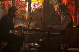 Die Internetseite "WikiLeaks" r&uuml;ckt &uuml;ber Nacht deren Gr&uuml;nder Daniel (Daniel Br&uuml;hl, r.) und Julian (Benedict Cumberbatch, l.) in den Fokus der amerikanischen Regierung ...