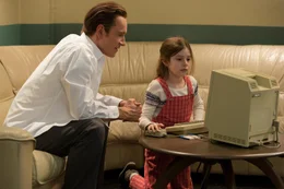 Steve Jobs (Michael Fassbender), Lisa mit 5 Jahren (Makenzie Moss).