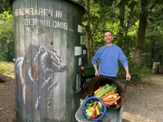 "PUR+"-Moderator Eric Mayer ist mit jeder Menge Gem&uuml;se unterwegs, denn heute geht es zur F&uuml;tterung der B&auml;ren im B&auml;renwald M&uuml;ritz.