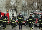 Ein Appartment-Geb&auml;ude ist zusammengest&uuml;rzt - das Firehouse 51-Team eilt zum Ort des furchtbaren Geschehens: (v.l.n.r.) Herrmann (David Eigenberg), Severide (Taylor Kinney), Otis (Yuri Sardarov), Chief Boden (Eamonn Walker), Casey (Jesse Spencer) und Mouch (Christian Stolte)