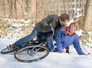 Matthias Heller (Kai Ivo Baulitz), ein 30-jähriger Buchhändler, fährt mit dem Fahrrad die gehörlose Christina Seifert (Judith Jäger) an. Matthias Heller (Kai Ivo Baulitz), ein 30-jähriger Buchhändler, fährt mit dem Fahrrad die gehörlose Christina Seifert (Judith Jäger) an.