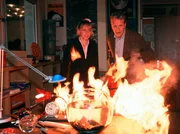 Die Astrologin Lena (Anica Dobra) hat durch Unachtsamkeit einen Brand ausgel&ouml;st. Robert von Reichenbach (Peter Sattmann) versucht das Feuer unter Kontrolle zu bringen.