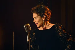 Kiki (Hannelore Elsner) bei ihrem Auftritt im "Club der einsamen Herzen".