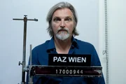Ribarski wird f&uuml;r die Verbrecherkartei fotografiert. (Major Carl Ribarski (Stefan J&uuml;rgens)). "SOKO Wien - Die F&auml;den in der Hand": Foto von Carl f&uuml;r die Kartei. Fotograf: Petro Domenigg