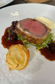 Alis Hauptgang: Hirschrücken im Brotmantel mit zweierlei von der Sellerie, Spitzkohl und Amarena-Kirschsosse.