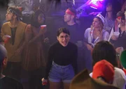 Eigentlich will Sabrina (Sofia Black-D'Elia) die Party in der Villa dazu nutzen, ihr Image aufzupolieren, doch dann kommt alles ganz anders ...