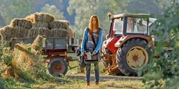 Anstatt die Ferien wie geplant in Frankreich zu verbringen, kehrt Mika (Hanna Binke) auf den Kaltenbach-Hof zur&uuml;ck, um ihren geliebten Hengst Ostwind wiederzusehen.