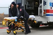 Chicago Fire Vergeltungsschlag - Retaliation Hit Staffel 1, Episode 21 Warten auf ihren Einsatz: Monica Raymund als Gabriela Dawson, Lauren German als Leslie Shay.