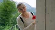 Johanna Beissl (Ines Lutz) lauert an der Wohnung der Toten dem vermeidlichen M&ouml;rder auf.