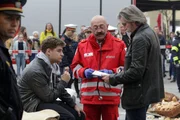 Major Carl Ribarski (Stefan Jürgens, r.) will Viktor Mayringer (Rony Herman, sitzend l.) mit nach Wien auf die Wache nehmen (v.l.n.r.: Notarzt und Polizeibeamte Komparsen). Major Carl Ribarski (Stefan Jürgens, r.) will Viktor Mayringer (Rony Herman, sitzend l.) mit nach Wien auf die Wache nehmen (v.l.n.r.: Notarzt und Polizeibeamte Komparsen).