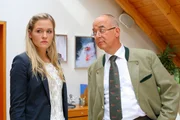 Polizeichef Achtziger (Alexander Duda, r.) sp&uuml;rt, dass die Schatzmeisterin Kerstin Wagner (Judith Hoersch, l.) nur die halbe Wahrheit sagt.