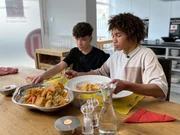 Leon und Noah probieren ihr Gericht Maf&eacute;.