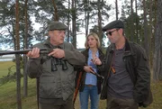Auf der Jagd erz&auml;hlt Carl (Dietrich Mattausch, l.) seinem vermeintlich zuk&uuml;nftigen Schwiegersohn Lasse (Heikko Deutschmann, r.), was er so im Allgemeinen von seiner Tochter Nina (Julia Stinshoff, m.) h&auml;lt.