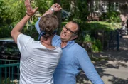 Helmut Brehm (Joachim Raaf, r.) greift seinen Nachbarn Frank Rothe (Matthias Schloo, l.) mit einem Schraubenschl&uuml;ssel an.