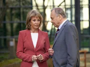 Die Sachsenklinik ist durch Vera Baders Machenschaften in einer finanziellen Notlage. Barbara Grigoleit (Uta Schorn) hat deshalb auf den teuren Computerfachmann verzichtet und ein gefordertes Computerupdate selbst durchgef&uuml;hrt. Leider ist dadurch jedoch das gesamte Klinik-Netzwerk zum Erliegen gekommen und Prof. Simoni (Dieter Bellmann) kommt an einen F&ouml;rderantrag, der der Klinik m&ouml;glicherweise den Kopf retten kann, nicht mehr ran.