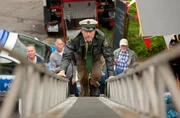 Dietmar Schäfer wächst bei den Ermittlungen über sich hinaus - er erklimmt die Feuerleiter. Dietmar Schäfer wächst bei den Ermittlungen über sich hinaus - er erklimmt die Feuerleiter.