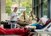 Dr. Anja Licht (Karin Thaler, l.) erkl&auml;rt Polizeirat Girwidz (Michael Brandner, 2.v.l.) dass der t&ouml;dliche Blutverlust der alten Frau, absichtlich herbeigef&uuml;hrt wurde. Staller (Helmfried von L&uuml;ttichau, 2.v.r.) ist noch etwas unwohl, aber er und Hubert (Christian Tramitz, M.) werden in diesem Mordfall ermitteln.