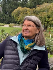 Cornelia K&ouml;nig arbeitet als Glask&uuml;nstlerin, verbindet in ihrem Atelier Licht, Form und Literatur.