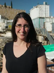 Arch&auml;ologin Nitsam Shalom bei der Ausgrabungsst&auml;tte Giv'ati Parking Lot, Israel (Landschaft)