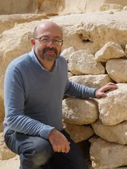 &Auml;gyptologe Pierre Tallet vor den Ruinen in &Auml;gypten (Landschaft).