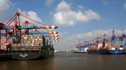 Der Hamburger Hafen, von den Menschen in der Hansestadt gern das &bdquo;Tor zur Welt&ldquo; genannt, z&auml;hlt trotz des Aufstiegs der chinesischen Seeh&auml;fen noch immer zu den wichtigsten Umschlagpl&auml;tzen weltweit.