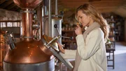Alice (Hedi Honert) verbindet nicht nur sch&ouml;ne, sondern auch d&uuml;stere Erinnerungen mit der Destillerie.