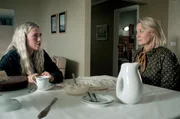 Bj&ouml;rk (Edda Gu&eth;nad&oacute;ttir, li.) kommt zu Ditte (Trine Dyrholm, re.) und bittet sie um Hilfe, weil ihr Ex-Freund sie erpresst.