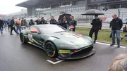 Der Aston Martin V8 Vantage wird auch als Rennwagen eingesetzt, hier zu sehen auf dem N&uuml;rburgring.