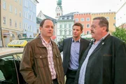 Gegen&uuml;ber den Kommissaren (Igor Jeftic, m.; Joseph Hannesschl&auml;ger, r.) zeigt sich Taxler Eidenberger (Bernhard Ulrich, l.) schockiert &uuml;ber den Tod seiner Ex-Frau.
