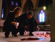 In einer Kirche wird eine Nonne tot aufgefunden. Detective Goren (Vincent D'Onofrio) und Detective Eames (Kathryn Erbe) suchen nach Spuren. In einer Kirche wird eine Nonne tot aufgefunden. Detective Goren (Vincent D'Onofrio) und Detective Eames (Kathryn Erbe) suchen nach Spuren.