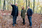 Oberstaatsanwalt Bernd Reuther (Rainer Hunold, l.) zeigt Hauptkommissarin Kerstin Klar (Fiona Coors, M.) und Oberkommissar Max Fischer (Max Hemmersdorfer, r.) etwas. Oberstaatsanwalt Bernd Reuther (Rainer Hunold, l.) zeigt Hauptkommissarin Kerstin Klar (Fiona Coors, M.) und Oberkommissar Max Fischer (Max Hemmersdorfer, r.) etwas.