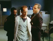 Der heroinabhängige Gerichtsmediziner Ewan (Kevin J. O'Connor, M.) wird von Detective Robert Goren (Vincent D'Onofrio) verhaftet. Der heroinabhängige Gerichtsmediziner Ewan (Kevin J. O'Connor, M.) wird von Detective Robert Goren (Vincent D'Onofrio) verhaftet.