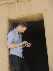 Chris Naunton in der Pyramide von Deir el Medina
