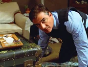 Eine verschlossene Kiste weckt das Interesse von Detective Logan (Chris Noth).