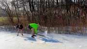 Mikołaj und sein Vater hacken vor dem Baden ein Loch in das Eis des zugefrorenen Sees.