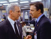 Detective Logan (Chris Noth, r.) unterrichtet Captain James Deakins (Jamey Sheridan) &uuml;ber den letzten Stand der Ermittlungen.