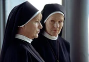 Mutter Oberin (Rosel Zech, r.) stellt Schwester Mechthild (Hannelore Hoger, l.) im Nonnenstift als ihre designierte Nachfolgerin vor.