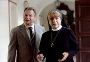 W&ouml;ller (Fritz Wepper, l.) trifft im Nonnenstift auf Schwester Mechthild (Hannelore Hoger, r.).