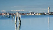 So sieht man Venedig selten: Am Ende des Winters, wenn auf den Alpengipfeln der Schnee schmilzt, ist es f&uuml;r manche Lagunenbewohner h&ouml;chste Zeit zum Aufbruch.
