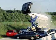 Ein Wagen nebst Bootsanh&auml;nger kracht nahezu ungebremst in die Unfallstelle...