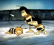 Maja wird vor dem Tor von den Wächtern gefunden total erschöpft. Maja wird vor dem Tor von den Wächtern gefunden total erschöpft.