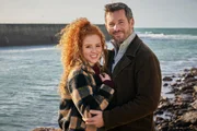 Rosamunde Pilcher Der Stoff, aus dem die Tr&auml;ume sind Gl&uuml;cklich vor wilder Kulisse: Sarah Hannemann als Lilly Heartfield, Jan Hartmann als Aidan Wilson