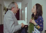 Ein Fall f&uuml;r M&auml;nndli Die Verj&uuml;ngungskur Staffel 2, Episode 7 Alle sind verd&auml;chtig: Ruedi Walter als Max M&auml;nndli, Aude Loring als Frau von Mattei