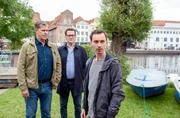 Matthias L&uuml;cke (Jonas H&auml;mmerle, r.), meldet seine Freundin als vermisst. Er bef&uuml;rchtet, dass ihr etwas zugesto&szlig;en ist. Die Kommissare Finn (Sven Martinek, l.) und Lars (Ingo Naujoks, 2.v.l.) vermuten anfangs, dass Matthias schlicht verlassen wurde.
