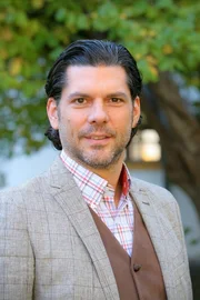 Nico Zachinger (Gregory Brian Waldis).