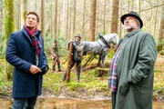 Die Kommissare Hansen (Igor Jeftić, l.) und Stadler (Dieter Fischer, r.) befragen Waldbesitzer Hans-J&uuml;rgen Ertl (Christian Lerch, M.) im Rahmen der Ermittlungen.