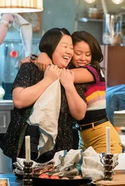 (v.li.): Sherry Cola (Alice Kwan), Cierra Ramirez (Mariana Adams Foster).