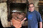 In riesigen, h&ouml;lzernen Waschmaschinen gerbt Thomas Martin Leder mit Baumrinde und Wasser. Hier in Tuttlingen wird seit 400 Jahren Sohlenleder hergestellt.