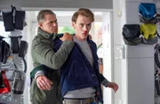 Alex, der Freund der Opfers (Oscar Belton, r.), verliert im Fahrradladen die Nerven und greift den Besitzer an. Finn (Sven Martinek, l.) geht dazwischen und kann Schlimmeres verhindern.